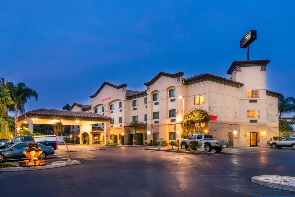 คอมฟอร์ต สวีท เรดแลนด์ Hotel เรดแลนด์ส ภายนอก รูปภาพ
