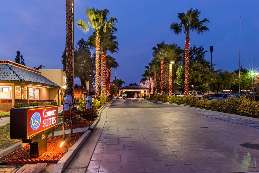 คอมฟอร์ต สวีท เรดแลนด์ Hotel เรดแลนด์ส ภายนอก รูปภาพ